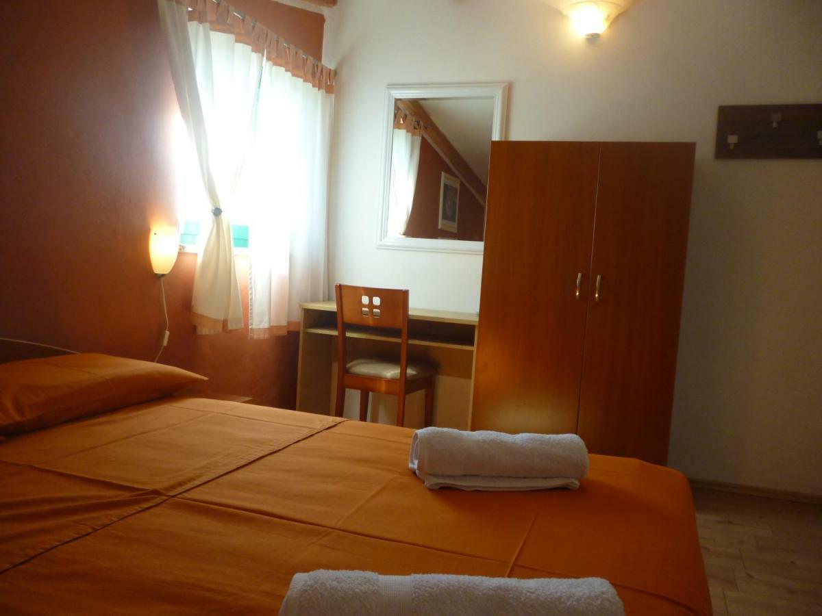 ホテル Accomodation Suran 2 ロヴィニ エクステリア 写真