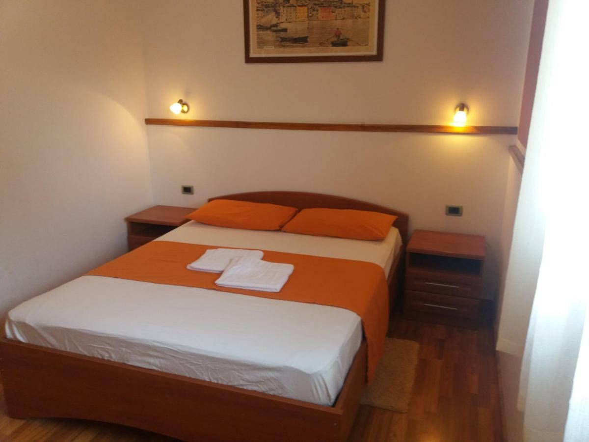 ホテル Accomodation Suran 2 ロヴィニ エクステリア 写真
